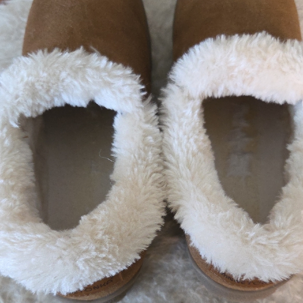 Minnetonka Tan Winter Boots with White Fur Lining - Picture 5 of 10
